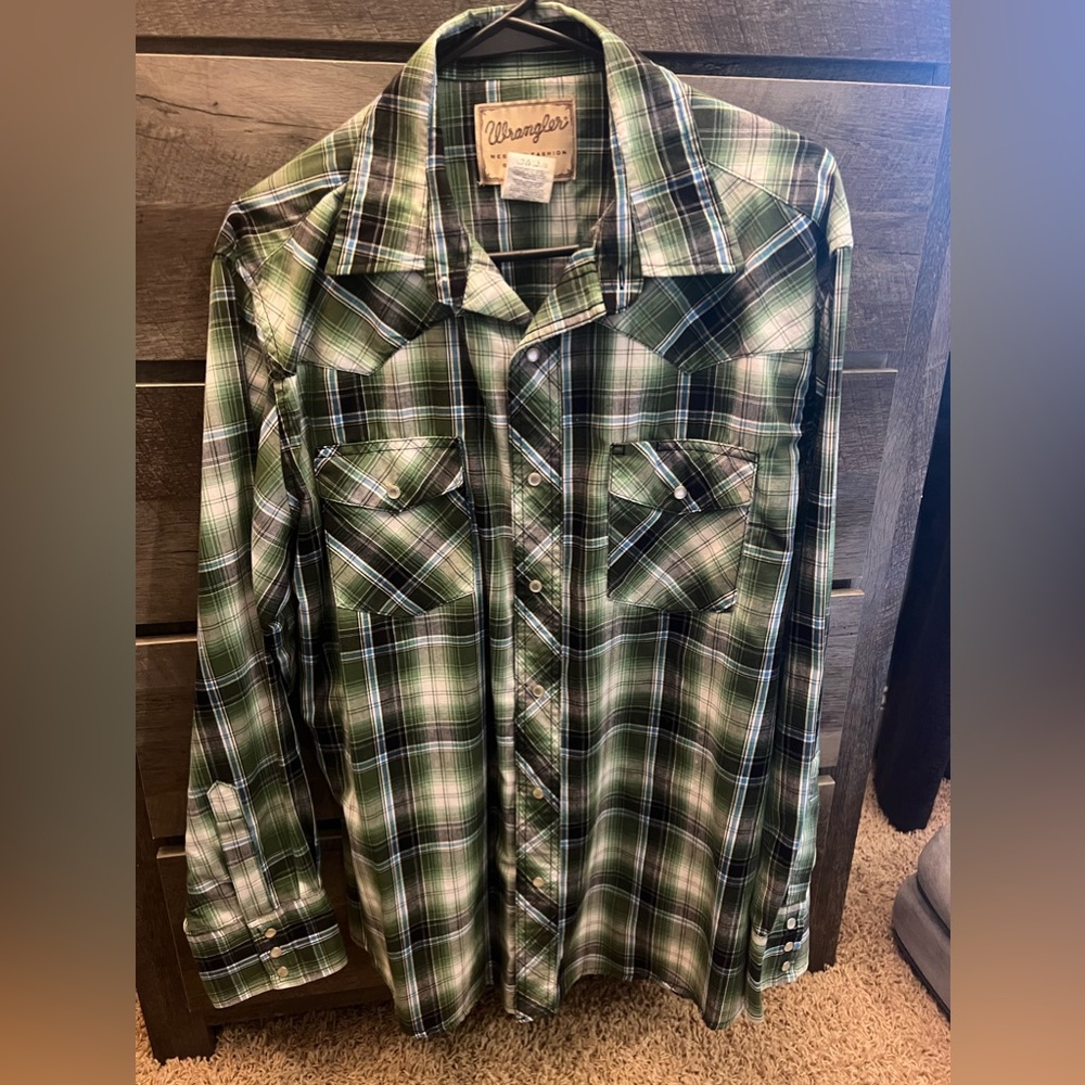 Wrangler button up size large